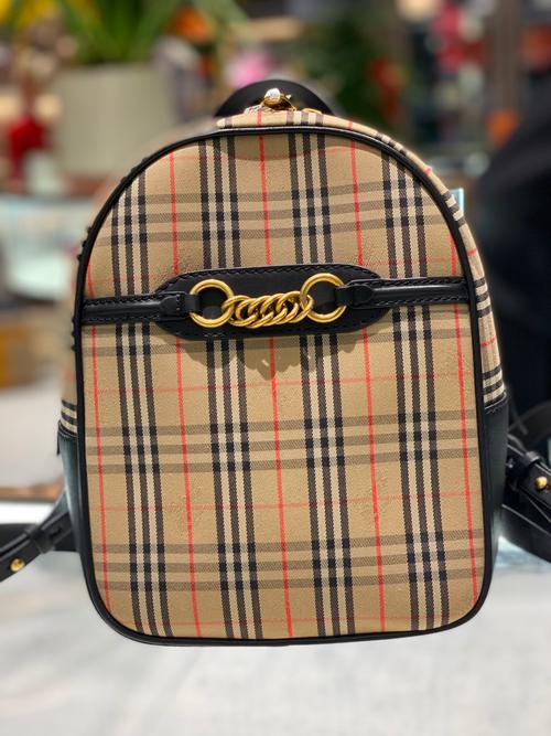 Burberry百年奢侈,经典格纹为何能穿越时代?-图1 Burberry百年奢侈,经典格纹为何能穿越时代?-图1