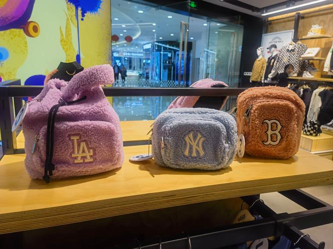 万达里有哪些包包品牌？-图1